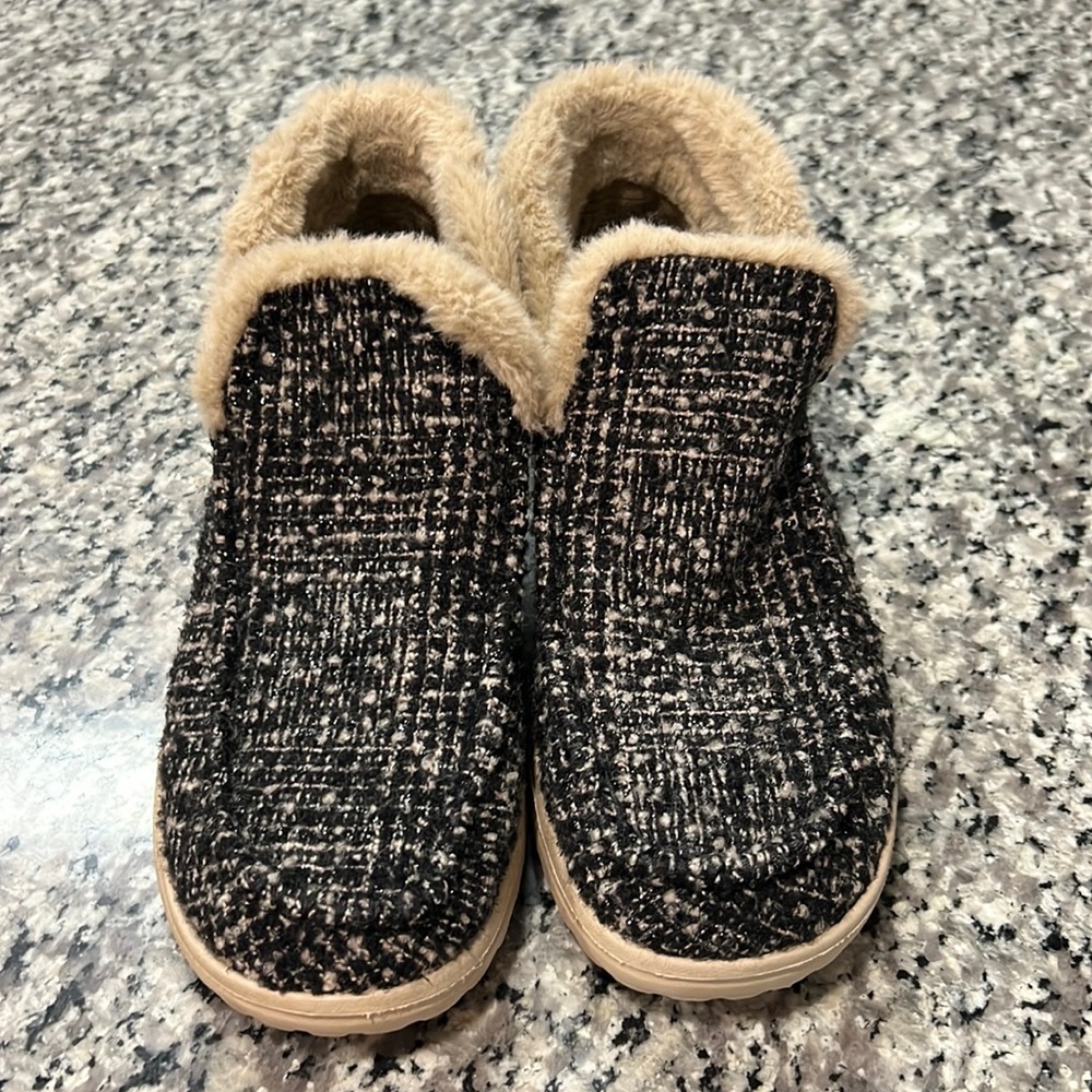 Hey Dude Denny style shoe Black and Tan size 8